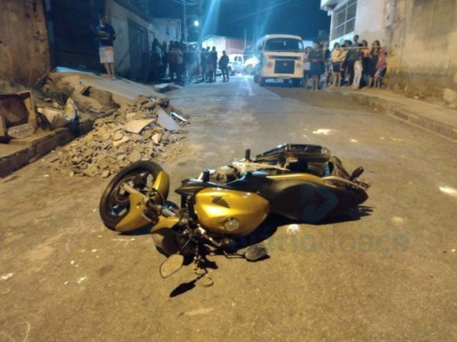 Honda CB 300 da vítima foi encontrada caída perto do local do homicídio