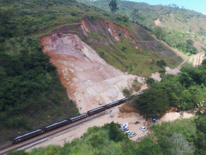 A circulação no trecho foi interrompida após identificada uma erosão próxima ao km-493 da ferrovia, em Antônio Dias