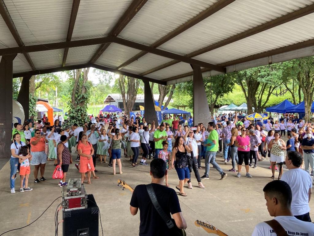 Antes da partilha do bolo, diversas apresentações artísticas ocorreram no galpão do Parque Ipanema