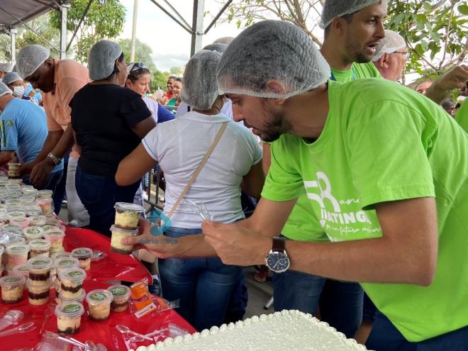 Neste ano não houve corte de bolo, mas a distribuição de 10 mil potinhos com o doce