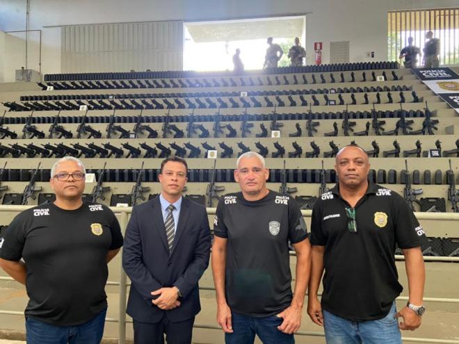 A partir da esquerda estão na foto o Subinspetor Paulo Sérgio, o Delegado Regional de Ipatinga, Dr Thiago Alves Henriques, o Inspetor Antônio Carlos Evaristo e o Investigador Gilson Eustáquio