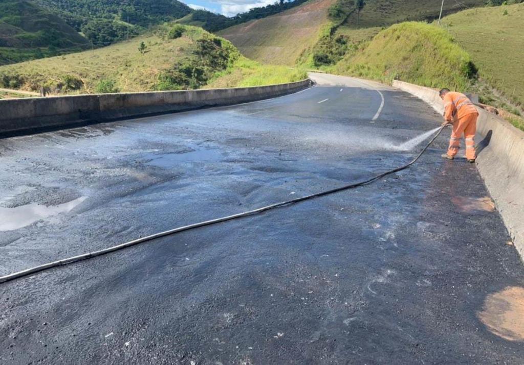 O incêndio acarretou danos à ponte, principalmente ao pavimento 