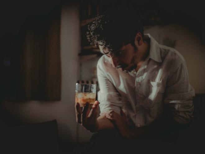 O cantor e compositor Olivêra apresenta nova música e videoclipe em plataformas digitais