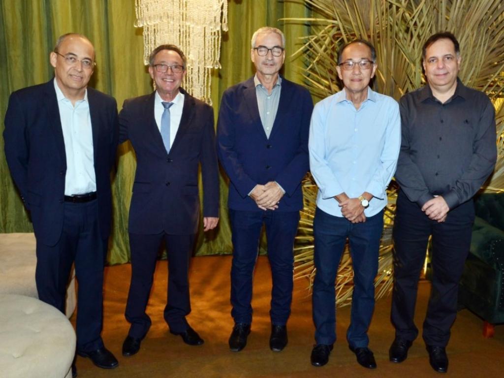 Roberto Prosdocimi Maia (diretor Usiminas), Joaquim Cândido (presidente AAPI), Hercílio Coelho Diniz (deputado federal), Adilson Suda (presidente Consul) e Emílio Chaim (diretor Consul)