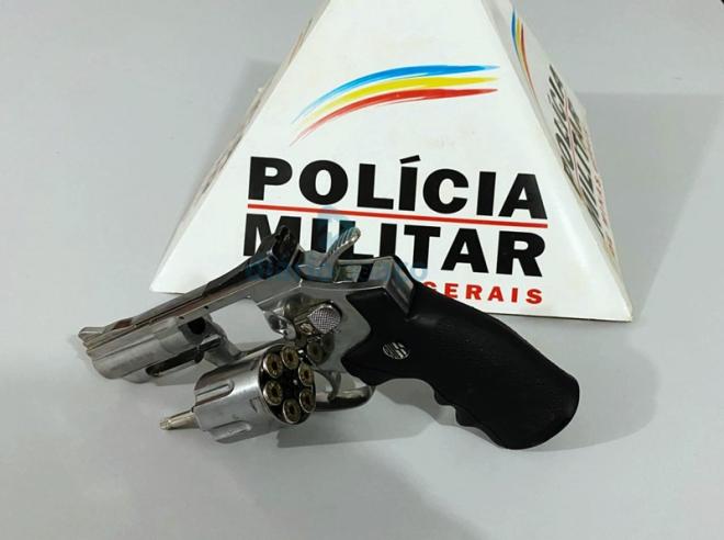 A arma usada é de pressão, idêntica ao revólver de calibre 38 verdadeiro