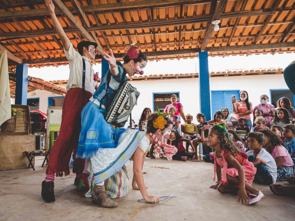 A companhia é formada pela família Gomide, que espalha arte e cultura popular itinerante pelo país