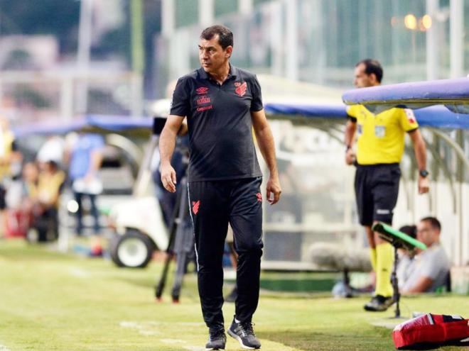 Treinador não resistiu à goleada de 5 a 0 para o The Strongest, da Bolívia 