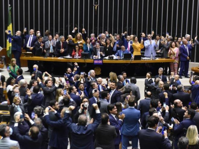 Deputados comemoraram aprovação de projeto que teve teve forte mobilização de profissionais da área em todo o Brasil 
