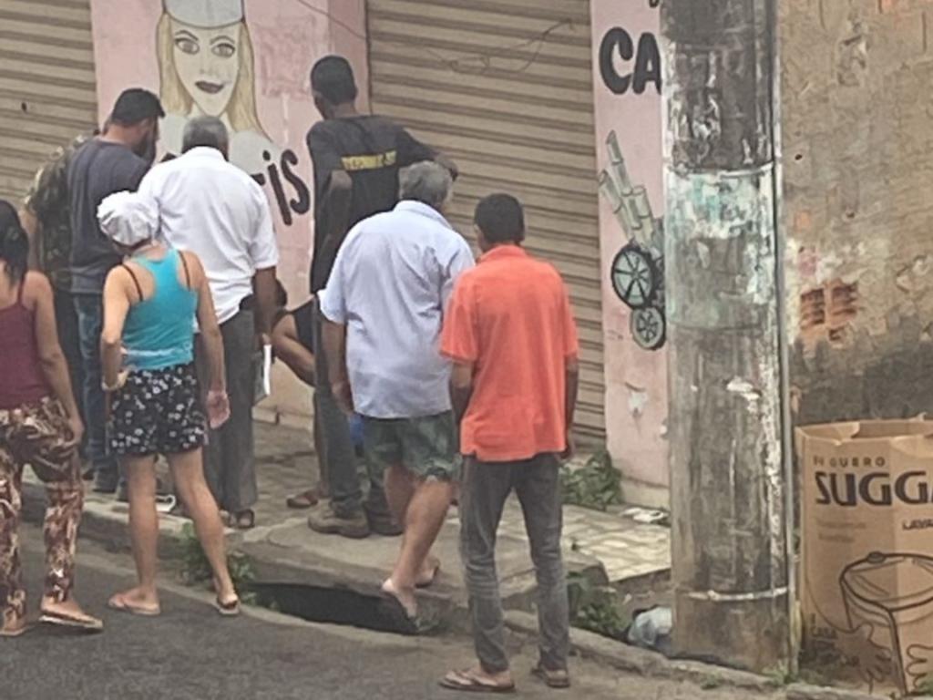 Apesar do socorro, Jheferson não resistiu e morreu no lugar onde caiu depois de levar os tiros 
