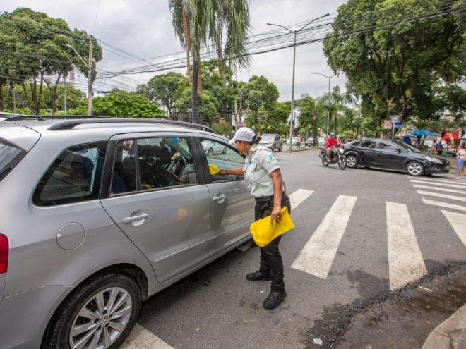 Foram entregues panfletos aos condutores e pedestres que passaram pelo local 