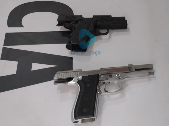 O jovem levou para a escola a pistola Imbel (preta) municiada e a outra arma, em inox, foi apreendida pela Polícia Militar na residência do aluno; ambas têm registro e serão restituídas ao proprietário 