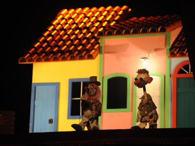 O grupo Giramundo Teatro de Bonecos retorna a Ipatinga com a peça ''O Baú de Fundo Fundo''