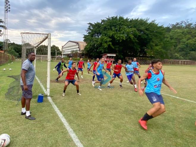 O treinador comandou treinamento de jogadas na área, visando entrosamento para o duelo contra o Betim