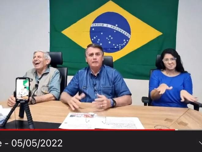 General Heleno, Bolsonaro e intérprete de Libras, na transmissão ao vivo, na noite de quinta-feira (5)