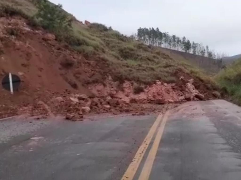 BR-262, que já apresentava restrição, em Abre Campo, agora está fechada em Rio Casca 