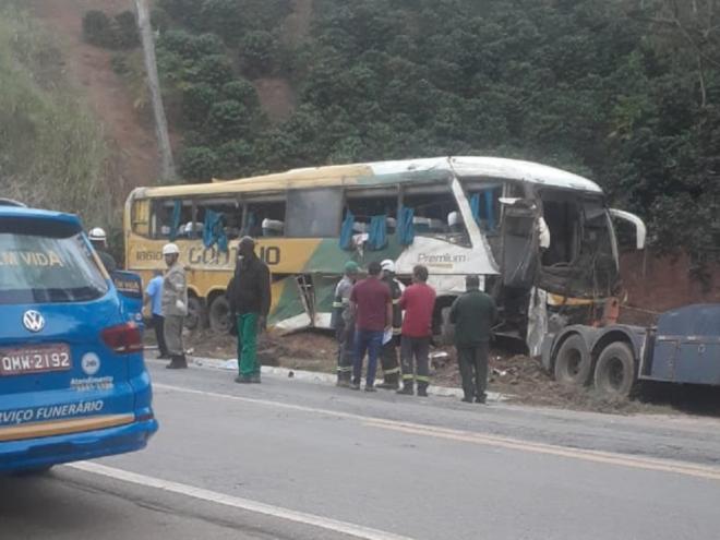 Colisão ocorreu na madrugada de hoje e envolveu carros de passeio e um ônibus de linha 