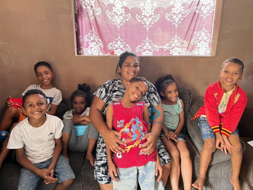 A partir da esquerda: Davi, Pedro, Rebeca, a mãe Thais, Samuel, Sara e Abraão 
