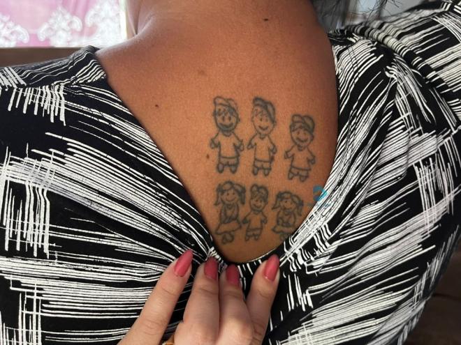 Thais fez questão de registrar o amor pelos filhos com uma tatuagem nas costas 