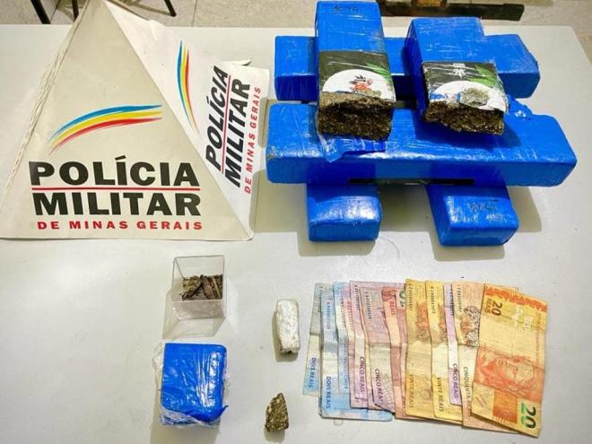 Após a perseguição, a polícia conseguiu apreender os tabletes de maconha 