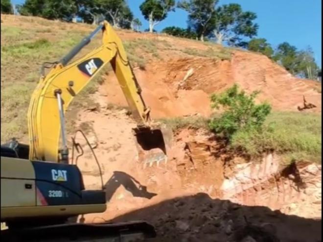 Equipes trabalham no Km 149 da BR-262 para desobstruir a pista, fechada desde sábado (7)