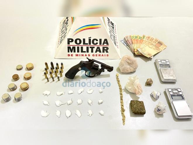 O material ilícito recolhido pelos policiais na abordagem a dois suspeitos