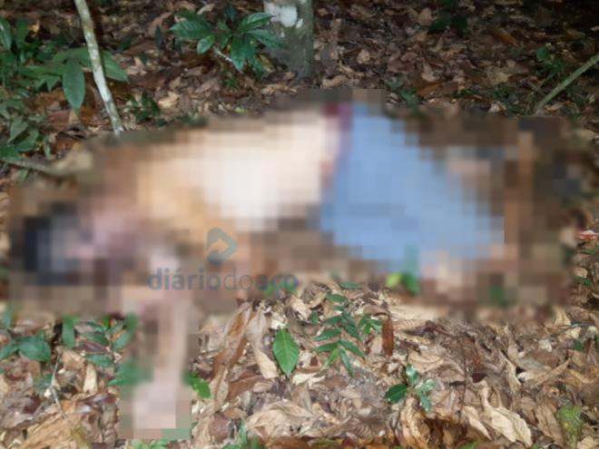 O corpo estava caído em um matagal e apresentava uma perfuração de tiro na nuca