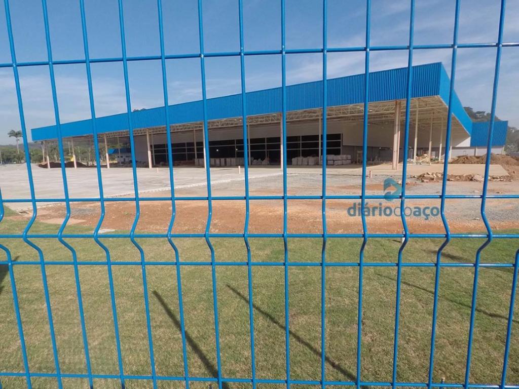 Construção estava na fase final; piso que teve que ser arranado e novas pilastras fincadas no solo 