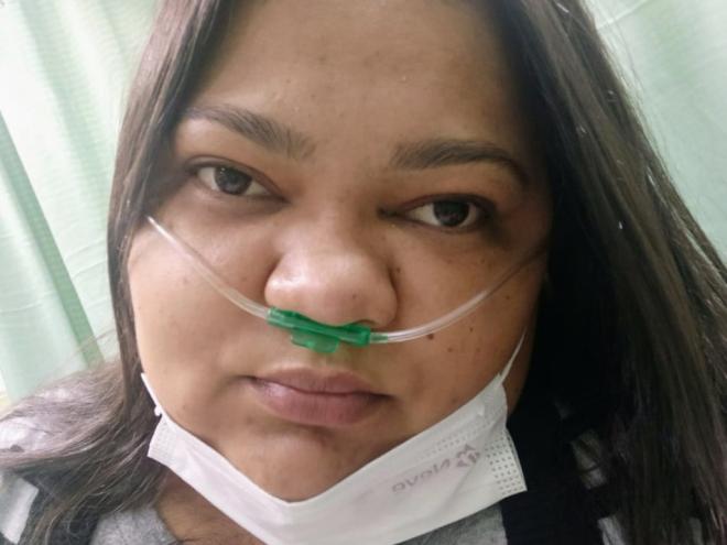 Adriana começou a apresentar uma piora no quadro de saúde há três anos e precisa de uma cirurgia nos olhos, além de outros procedimentos
