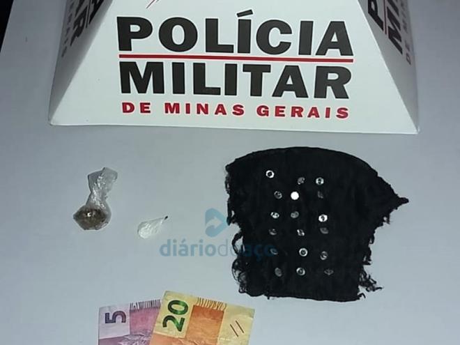 Além de duas pequenas porções de drogas, os PMs encontraram com o suspeito 18 pedras com a aparência de serem diamantes