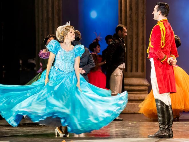 A versão do clássico Cinderella, de Rodgers & Hammerstein, ganha direção original e versão brasileira aplaudida pelo público 