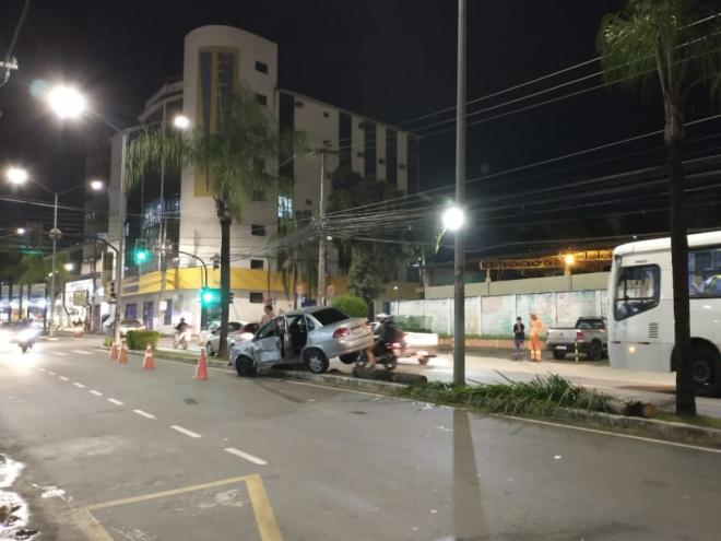 Condutora trafegava sentido a prefeitura, mas com o impacto lateral com o caminhão, o Classic rodou na pista e parou na direção contrária 
