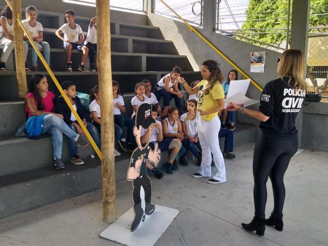 Os alunos receberam palestras de trânsito da delegada Lyvia Athaíde
