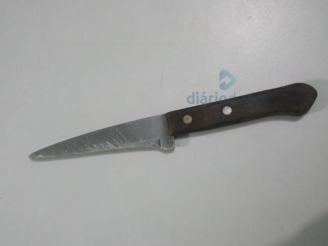 A faca de cozinha que foi usada na tentativa de assalto, em Fabriciano