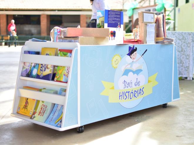 Os baús são montados em MDF e dispõem de livros, fantoches, jogos, brinquedos lúdicos e materiais pedagógicos