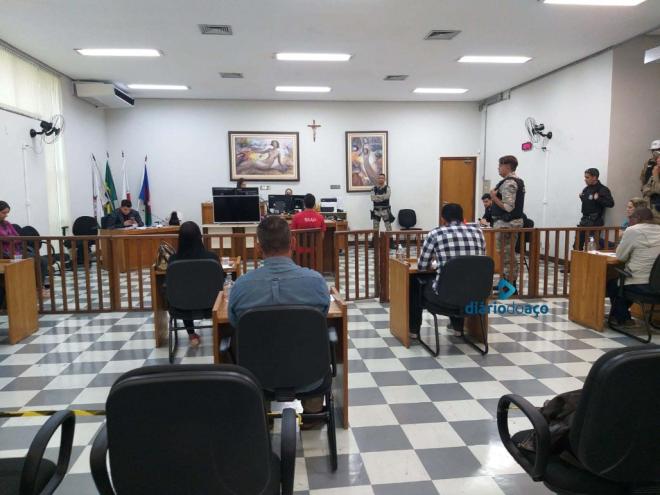 O Conselho de Sentença reuniu-se ontem para julgar o caso de um réu, acusado de matar um colega de cela no Ceresp 