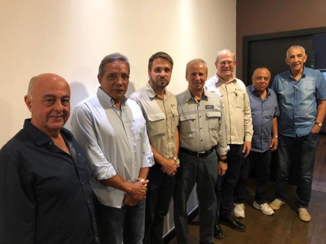 O presidente Sergio Leite com parte dos membros do Grupo Raízes durante almoço recente em Ipatinga