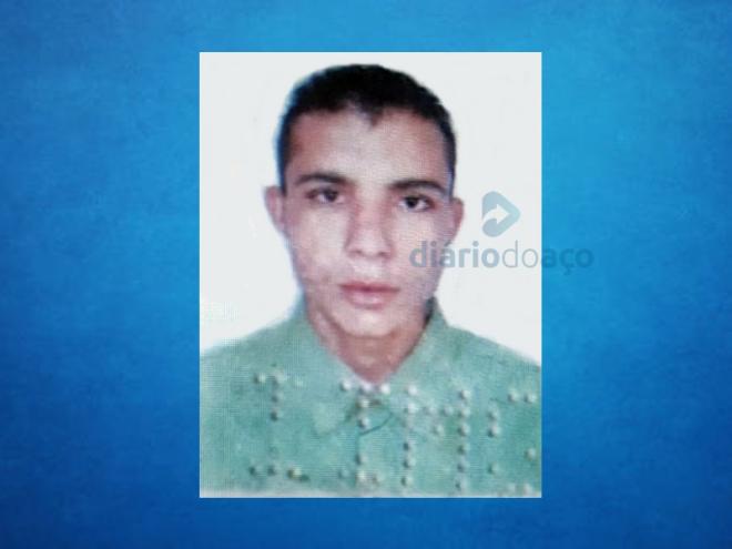 Alef estava na condução da motocicleta e morreu ao colidir contra um poste de iluminação pública