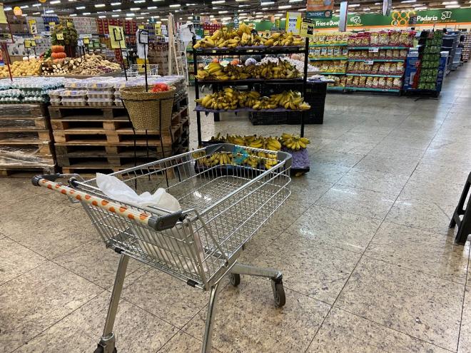 No supermercado, consumidor precisa pensar e calcular o que levar para casa