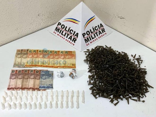 Os 47 pinos contendo cocaína e diversos outros vazios foram encontrados no bairro João XXIII