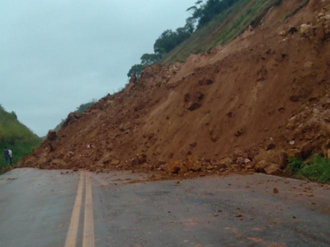 No dia 6 deste mês, um talude caiu e fechou o trecho no km-146, na BR-262, em Rio Casca