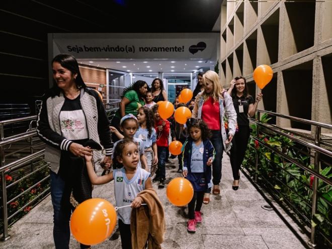 Alunos de escola do Ipaneminha marcaram presença na estreia da miniturnê