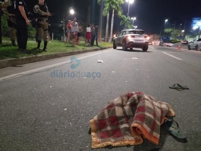 Os pertences da vítima ficaram espalhados pela rodovia depois do atropelamento