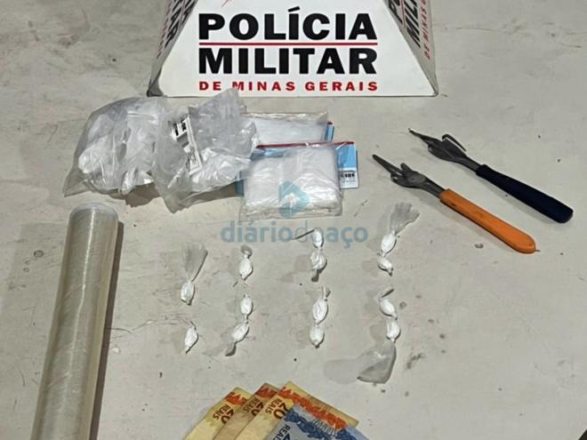 Os objetos apreendidos pelos PMs durante a abordagem realizada no local da festa