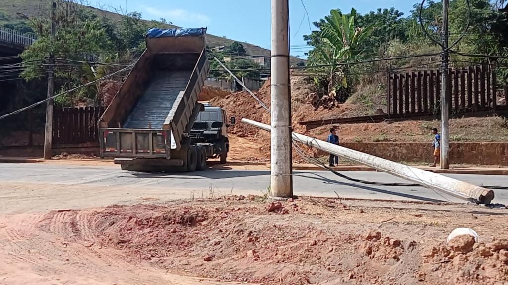 Ninguém ficou ferido, mas o poste caído na via pública deixou o tráfego parcialmente interditado 