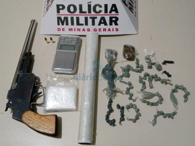 Com pai e filho e a namorada do jovem foi apreendido o restante do material ilícito
