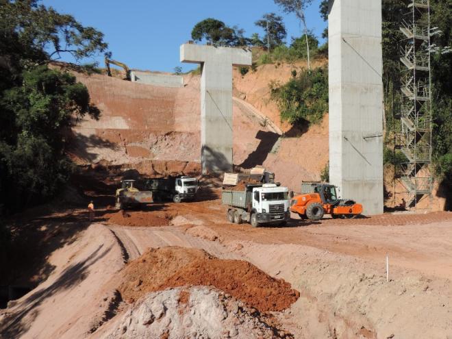 A nova ponte está em construção no Km 315,3, em Antônio Dias