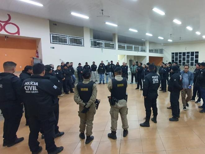Participam das ações de hoje aproximadamente setenta policiais civis de todo 12º Departamento de Polícia Civil, além de militares da Rocca de Manhuaçu 