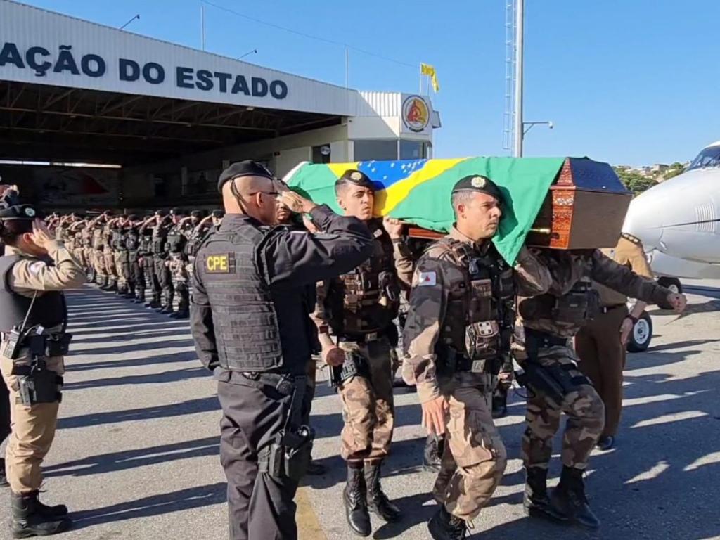 Momento do embarque do corpo em uma aeronave da Polícia Militar, que fez no fim da tarde de hoje o traslado do corpo para Ipatinga 