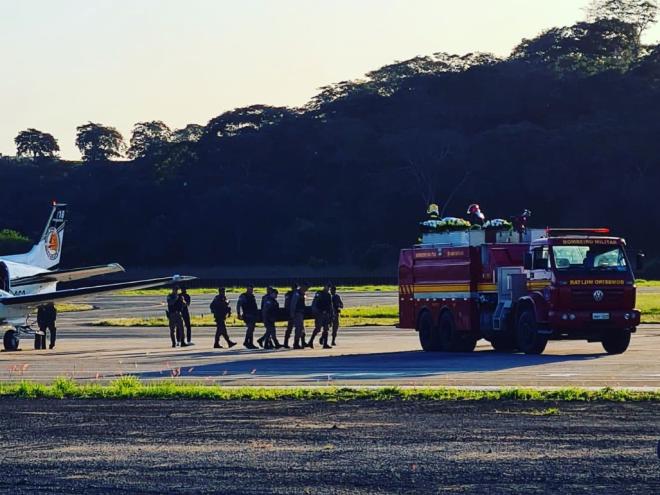 Em Ipatinga, corpo de militar foi transferido do avião da PMMG para carro do Corpo de Bombeiros 
