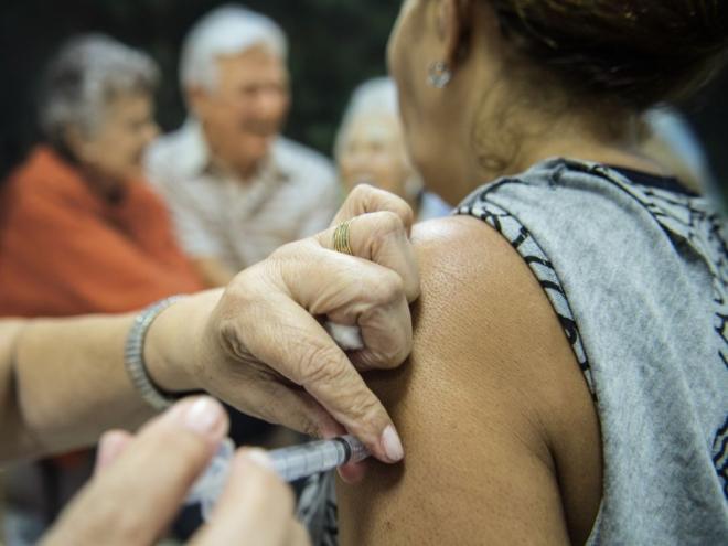 Idosos, trabalhadores da saúde, crianças menores de 5 anos, gestantes e professores são alguns dos grupos já convocados para a imunização